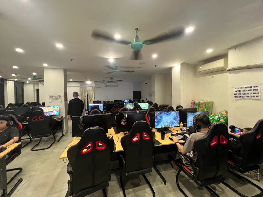 Phòng máy Gaming Center Hồ Văn Chương
