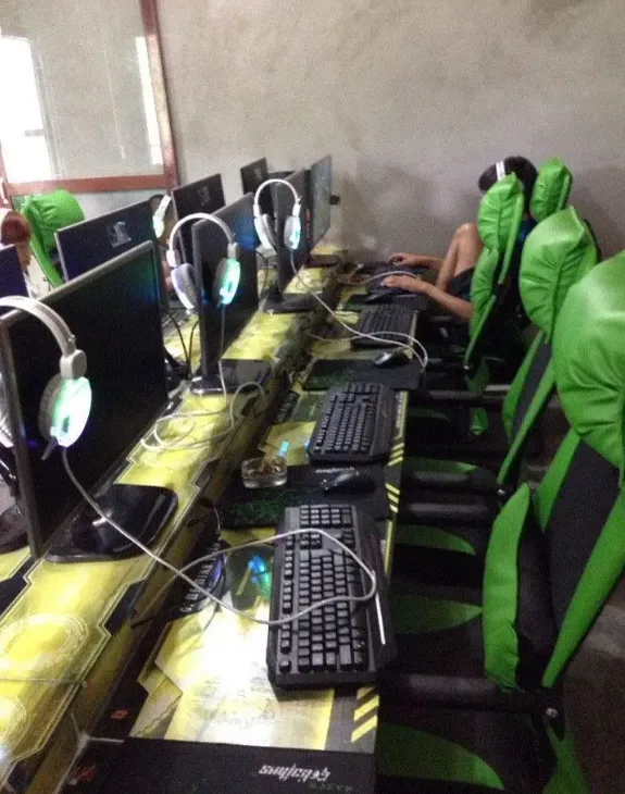 Phòng máy Minh Hoàn Gaming Xanh