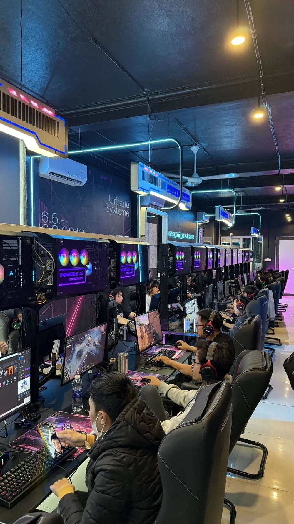Phòng máy NeonX Gaming