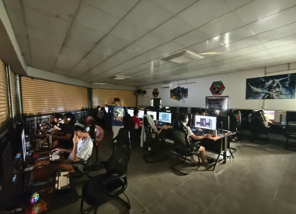 Phòng máy Hero Gaming Long Hậu